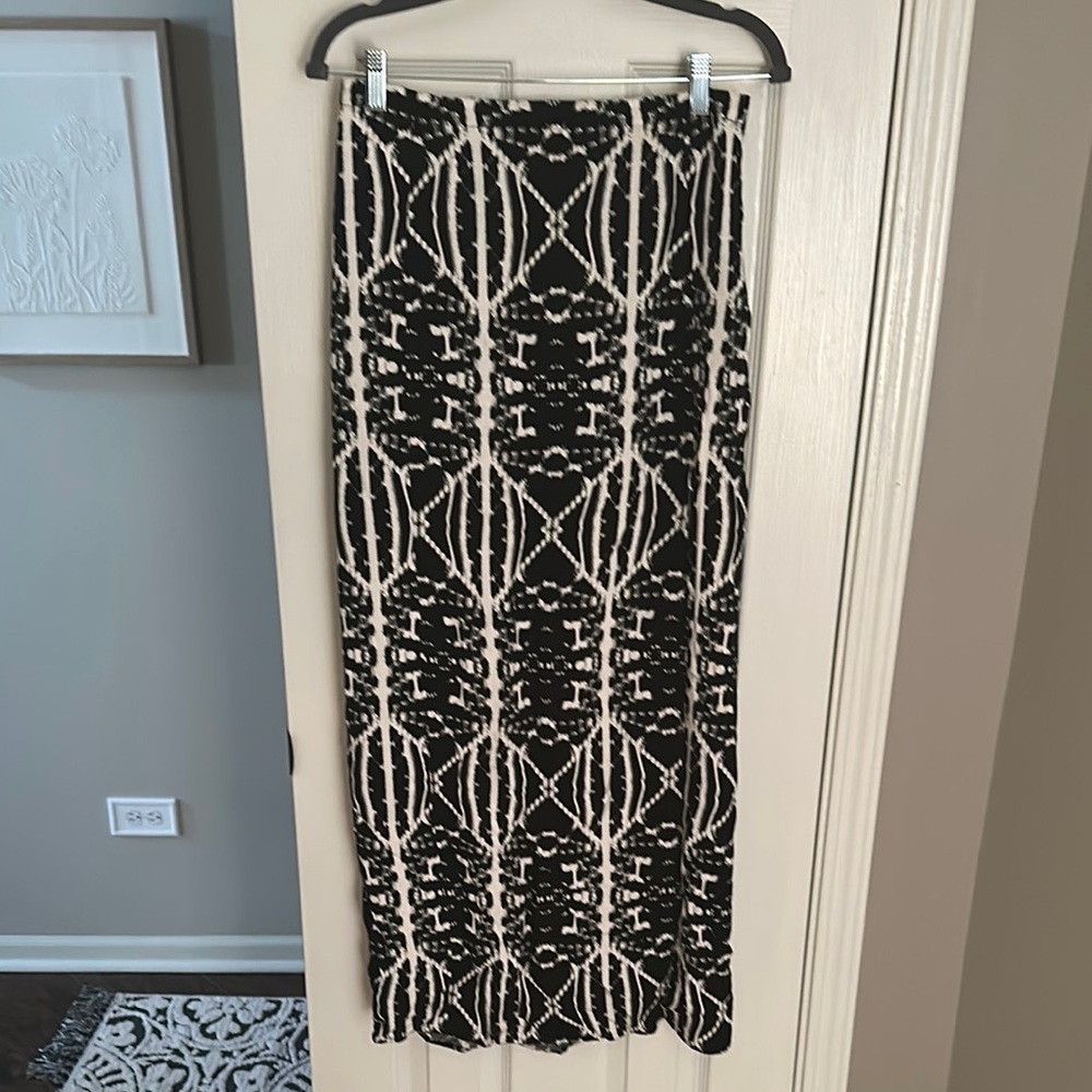 EXPRESS Black and White geo Patterned Women's Skirt